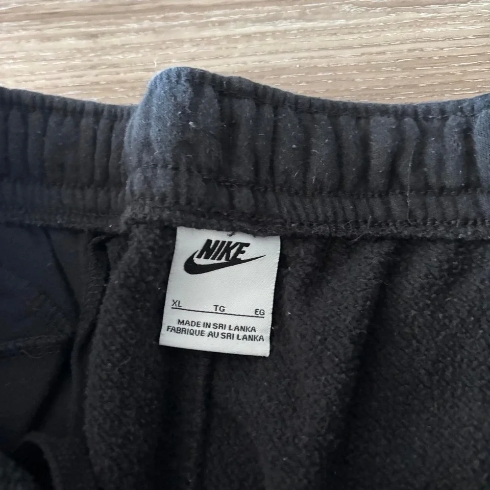 Vintage Y2K/2000s Black Nike Streetwear Essential Sweatpants! Size M